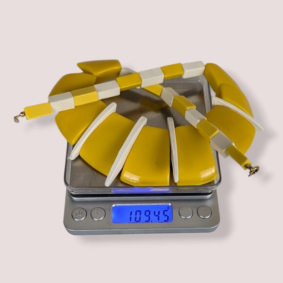 V. Chunky Yellow & White Acrylic Beaded Necklace - Picture 5 of 5